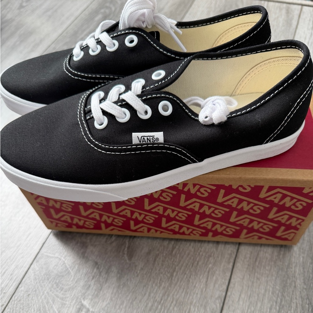 Vans Authentic Lowpro Women’s Shoes New in Box Black, Size 6